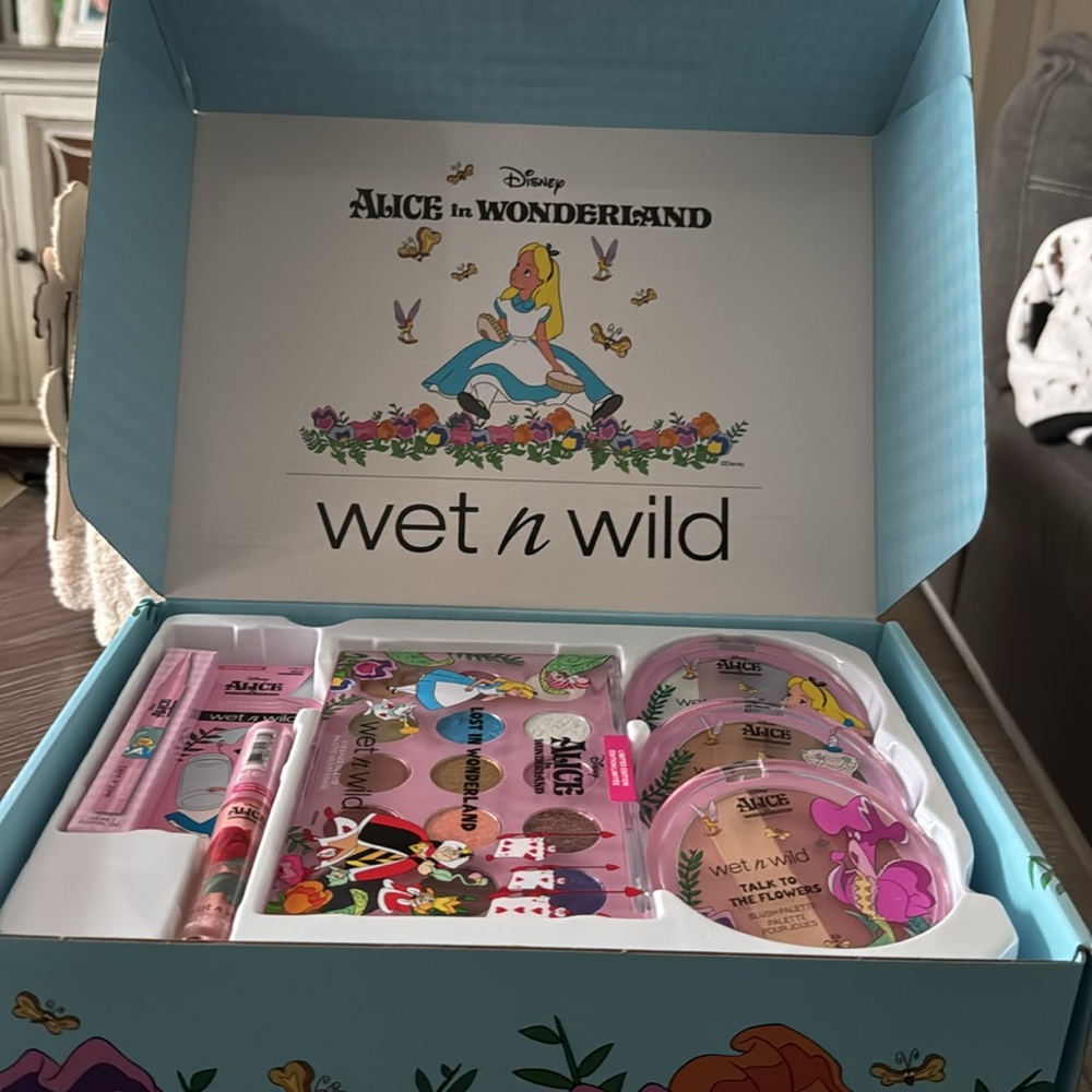 Wet n Wild Alice in Wonderland Makeup Collection - Picture 3 of 4